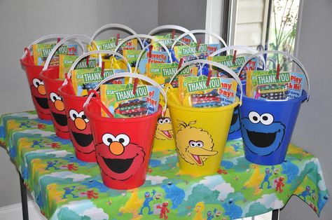 Favor idea for a fun Sesame Street Party - filled with coloring books, books, crayons, Elmo matching game, fruit snacks, and stickers (all in the Sesame Street theme). Elmo Party Favors, Sesame Street Party Favors, Sesame Street Birthday Party Ideas Boy, Elmo Birthday Party Boy, Game Fruit, Cookie Monster Birthday, Elmo Birthday Party, Second Birthday Ideas, Sesame Street Birthday Party