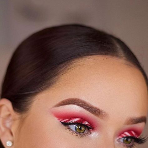 wet n wild beauty on Instagram: “Sweet candy cane 🍭 @zulyruizz created this festive look using #The40Palette and MegaLast Liquid Catsuit Crème Eyeshadow. #wetnwildbeauty…” Candy Cane Makeup, Xmas Makeup, Christmas Eyeshadow, Christmas Eye Makeup, Day Makeup Looks, Christmas Makeup Look, Dance Makeup, Wild Beauty, Festive Look