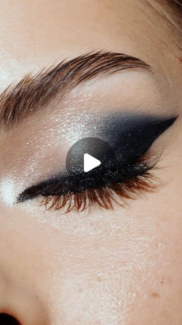 Eye Makeup For Creased Eyes, Black Eyeliner For Hooded Eyes, Hooded Eye Eyeliner Looks, Dark Eye Shadowing Tutorial, Cat Eye Smokey Eye, Smokey Eye Makeup Tutorial Hooded Eyes, Witch Eye Makeup Easy, Hooded Eyes Cat Eye, Gothic Eye Makeup Tutorial