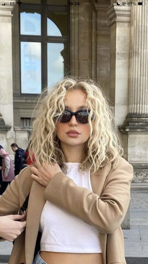 Curly Cool Blonde Hair, Curly Hair Styles Blonde, Blond Curly Hair Short, Blonde Curly Long Bob, Blonde Curly Aesthetic, Blonde Wavy Lob, Blonde Curly Hair Medium Length, Curly Blonde Lob, Short Curly Hair Colour Ideas