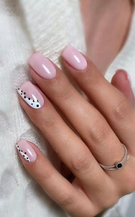 Light Pink Nails With Design Short, Pink Sns Nail Designs, Cute Short Manicure, Simple Nail Designs Pink, Natural Nail Ideas Short, Soft Pink Nails Designs, Pink Nail Inspo Short, Pink French Tip Nails Square, Hen Nails