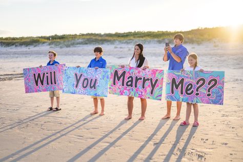 Surprise proposal during family and maternity portraits Family Proposal Ideas, Proposal Ideas With Kids, Proposal Ideas Engagement Surprise With Family, Proposal Ideas With Family, Beach Marry Me Proposal, Proposal Ideas Engagement Surprise Beach, Cute Proposal Ideas, Alphabet Crafts Preschool, Beach Proposal