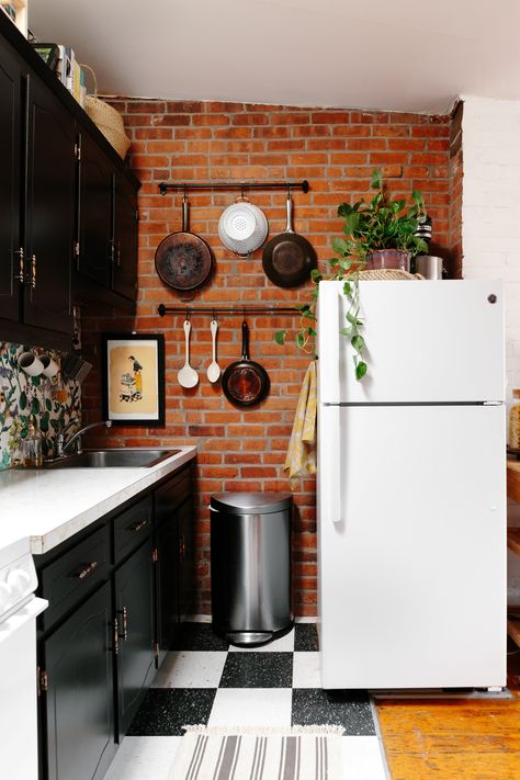 Simple 5-Minute Projects Are the Secret To This Small Kitchen's Success Rental Remodel, Small Apartment Kitchen Decor, Diy Small Apartment, Kitchen Ikea, Rental Kitchen, Small Apartment Kitchen, Kitchen Decor Apartment, Rental Decorating, Small Apartment Decorating