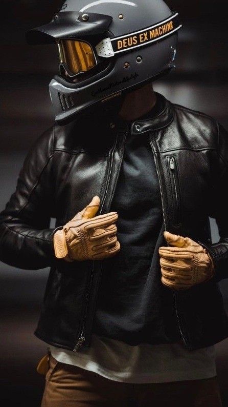 Mens Outfits Dressy, Motorcycle Suits Men, Retro Helmet, Motorcycle Images, Vintage Helmet, Motorcycle Photography, Biker Aesthetic, Cafe Racing, Female Biker