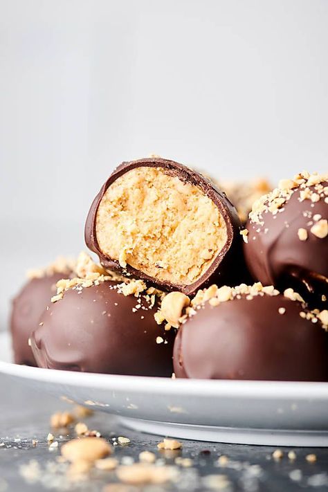 These Easy Peanut Butter Balls are the best no-bake treat! Crunchy and creamy peanut butter filling dipped in silky smooth chocolate. Truffle Cakes, Peanut Butter Balls Easy, Graham Cracker Recipes, Mini Pumpkin Cheesecake, Peanut Butter Balls Recipe, Toffee Chips, Hoodie Roblox, Peanut Butter Eggs, Chocolate Covered Peanuts