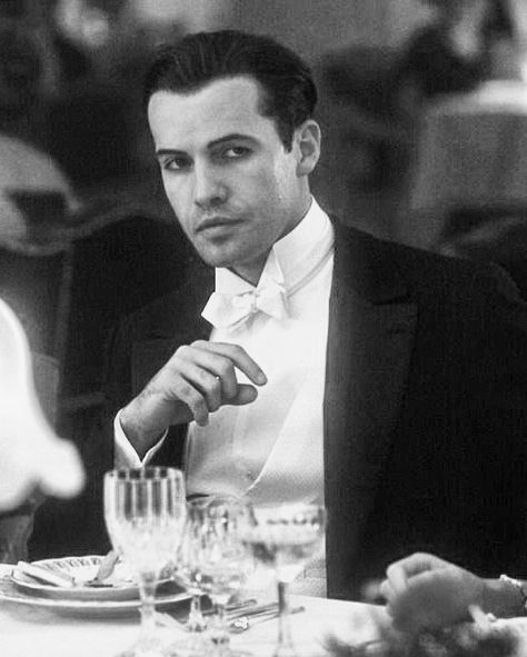 Billy Zane - Titanic (1997). So sooooo handsome 😫😍 Cal Hockley Titanic, Titanic Caledon Hockley, Billy Zane Titanic, Calm Movies, Cal Titanic, Cal Hockley, Caledon Hockley, King Cavalier, Titanic Quotes