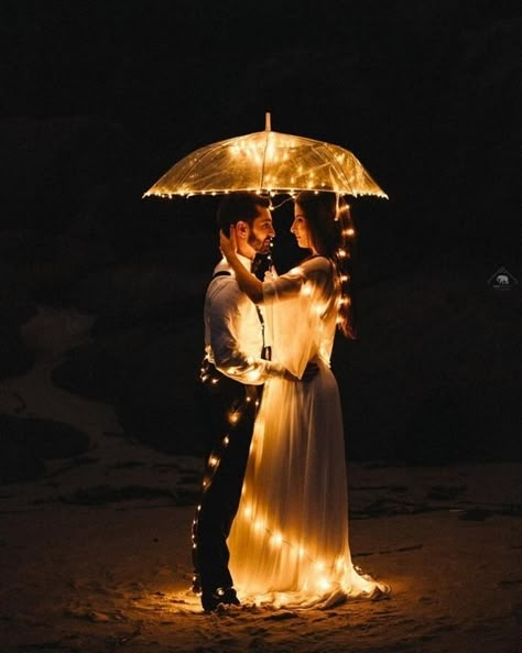 Night Wedding Photos, Pre Wedding Photoshoot Outdoor, Pre Wedding Poses, Wedding Picture Poses, Wedding Couple Poses Photography, Wedding Couple Poses, Wedding Photos Poses, Indian Wedding Photography, Couple Photography Poses