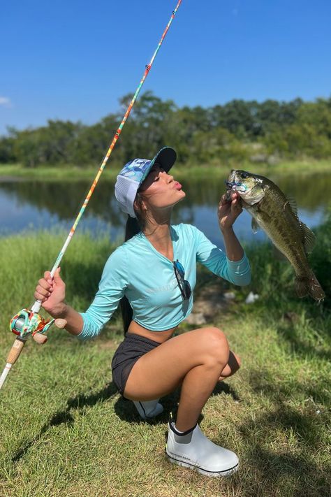 Fishing Photo Ideas, Fishing Outfits For Women Summer, Cute Fishing Outfits, Fishing Outfits For Women, Fishing Photoshoot, Fishing Senior Pictures, Fishing Aesthetic, Country Graduation, Fishing Pics