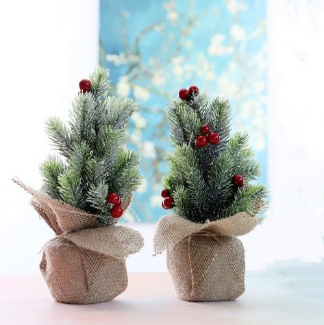 Mini Christmas Tree Decorations, Mini Christmas Trees, Holiday Table Centerpieces, Christmas Tree On Table, Small Christmas Tree, Christmas Plants, Miniature Christmas Trees, Little Christmas Trees, Small Christmas Trees