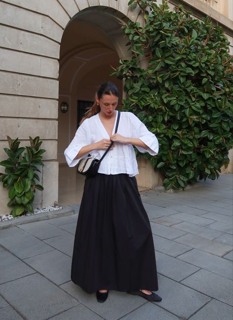 Kita Liss. Maxi skirt. Fall outfit ideas. Spring outfit ideas. Ballet flats. Old money quiet luxury Skirt And Ballet Flats Outfit, Maxi Skirt Fall Outfit, Skirt Fall Outfit, Skirts For Fall, A Line Skirt Outfits, Maxi Skirt Fall, Ballet Flats Outfit, Outfit Ideas Spring, Spring Outfit Ideas