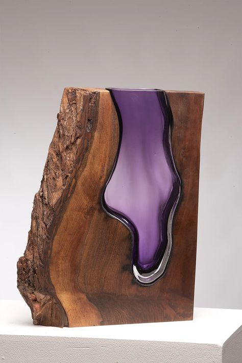 To explore the symbiotic relationship between two vastly different materials, LA-based artist Scott Slagerman in a collaboration with Jim Fishman created this elegant Wood & Glass series. Each glass vase is formed by blowing it directly into a shape cut from wood while it lays flat on a table, e Woodworking 101, Woodworking Studio, Wood Resin Table, Art Of Glass, Resin Furniture, Organic Wood, Stained Glass Designs, Glass Artwork, Diy Resin Crafts