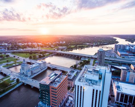 Whether you and your family love the outdoors, want to try some local cuisine, or enjoy bargain-hunting at the mall, you’ll find that Cedar Rapids, Iowa, has something for you. Cedar Rapids Iowa, River Trail, Cedar Rapids, Nature Center, Fort Myers, Lake Michigan, Best Cities, Travel Usa, Fun Things