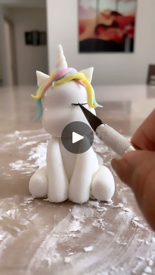 Fondant Unicorn, Fondant Characters, Clay Characters, How To Make Clay, Unicorn Face, Fondant Toppers, Unicorn Hair, Easy Steps, Easy Step