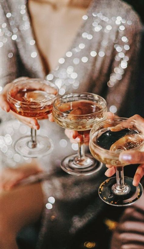 Dinner Photoshoot Friends, Holiday Party Photoshoot, Nye Photoshoot Ideas, New Year’s Eve Photoshoot, Fancy New Years Eve Party, New Year’s Eve Aesthetic, New Years Photography, Holiday Party Aesthetic, Christmas Party Photography