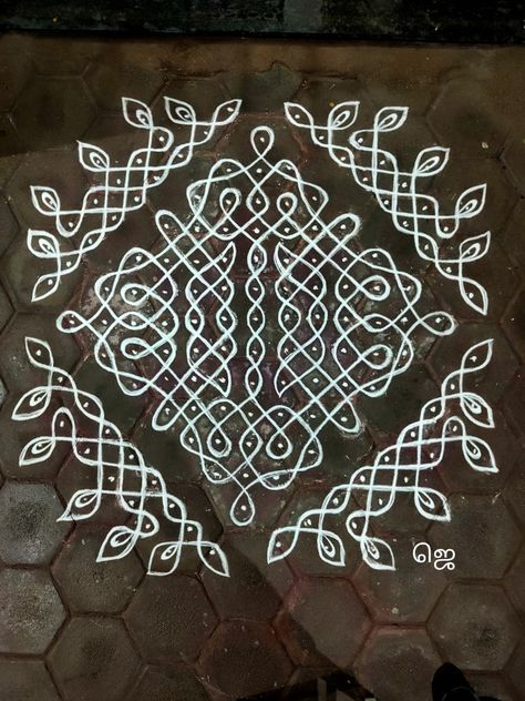 Thipudu Mugulu, Rangoli Dots, Tippudu Muggulu, Melika Muggulu, Dhanurmasam Muggulu, Chikku Kolam, Leaf Decor Wedding, Chukkala Muggulu, Easy Rangoli Designs Videos