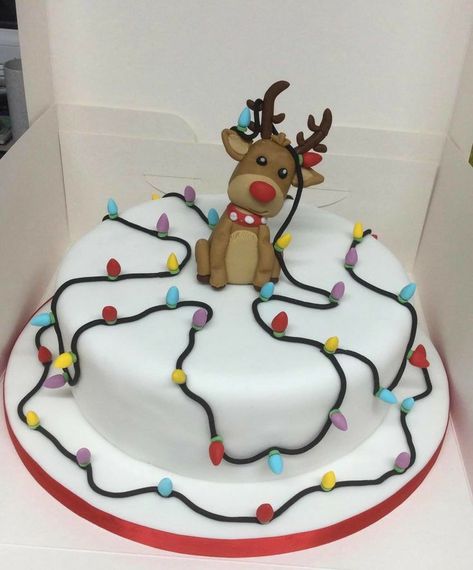 Xmas Fruit Cake Decorations, Novelty Christmas Cake Ideas, Christmas Fruit Cake Designs, Christmas Cake Funny, Christmas Cake Icing Ideas, Fondant Christmas Cake Ideas, Christmas Cake Designs Fondant, Christmas Theme Cake Ideas, Christmas Decorated Cakes