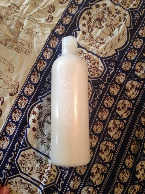 DIY Natural Moisture Rich Shampoo! This is great for curly hair! Homemade Curly Hair Shampoo, Diy Shampoo For Dry Hair, Natural Shampoo For Curly Hair, Shampoo Diy, Shampoo Recipe, Homemade Shampoo, Homemade Hair, Diy Shampoo, Shampoo For Curly Hair