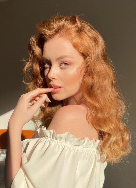 Sude Yılmaz // ig:sudeyilmz // Beautiful Redheads Light Strawberry Blonde, Strawberry Hair, Red Hair Inspo, Bob Hairstyles With Bangs, Ginger Hair Color, Blonde Curly Hair, Strawberry Blonde Hair, Dye My Hair, Strawberry Blonde