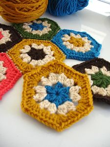 Motifs Afghans, Hexagon Crochet Pattern, Crocheted Coasters, Crochet Hexagon, Crochet Blocks, Crochet Square Patterns, Hexagon Pattern, Granny Squares Pattern, Crochet Motifs