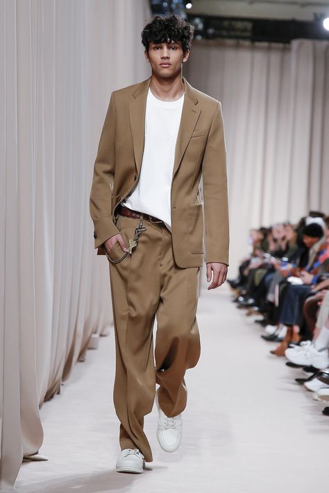 The Ami Fall Winter 2019 collection finds its inspiration in the plush, muted atmosphere of a Parisian apartment. Of crushed velvet and hounds-tooth revisited. A grandfather’s coat that is too large for the shoulders of a new generation. Yet its oversize silhouette dialogues well with the audacity of youth. The shoulder line low and waistline high, uplifted by fresh light tones for winter. Men Autumn Outfit, Gentleman Mode, Suits And Sneakers, Autumn Outfit Ideas, Dresses For Men, Ami Alexandre Mattiussi, Alexandre Mattiussi, Fall Outfits Men, Mens Outfit Inspiration