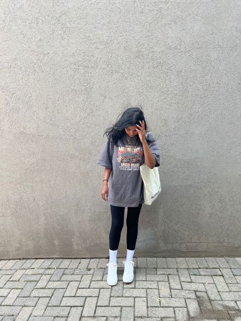 Baggy Tshirt Leggings Outfit, Oversized Tshirt And Leggings, Leggings With Oversized Shirt, Leggings And Oversized Tshirt Outfit, Tshirt And Leggings Outfit, Legging Tshirt Outfit, Oversized Tshirt Outfit Leggings, Big Tshirt Outfit, Baggy Tshirt Outfit