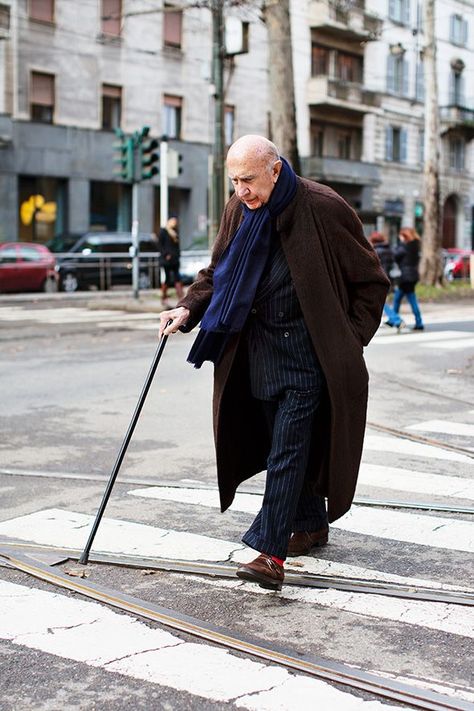 Old Man Fashion, The Sartorialist, 40 & Fabulous, Best Mens Fashion, Milan Fashion Weeks, Street Style Paris, Mens Style, Gentleman Style, Wearing Red