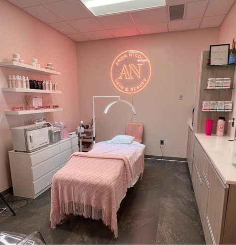 At Home Studio Ideas, Teeth Whiting Room Decor, Facial Spa Room Ideas Modern, Lip Filler Room Decor, Esthetician Studio Pink, Pink Spa Esthetic, Home Based Lash Room, Small Pmu Studio Ideas, Esthetician Room Pink