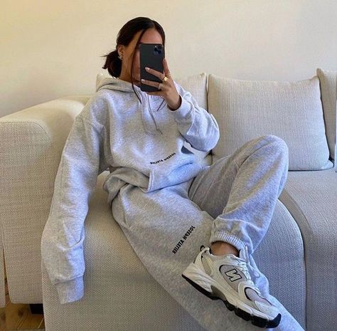 Trendy Tracksuits Women, Light Grey Hoodie Outfit, Matching Hoodie And Sweatpants Outfit, Grey Tracksuit Outfit Women, Sweat Set Outfits Women, Tracksuit Aesthetic, Sweat Tracksuit, Sweat Set Outfits, Tracksuit Outfit Women