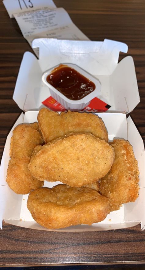 Mcdonalds Chicken Nuggets, Mcdonalds Nuggets, Mcdonalds Fast Food, Chicken And Chips, Food Doodles, Night Food, Chicken Food, Food Therapy, Yummy Comfort Food