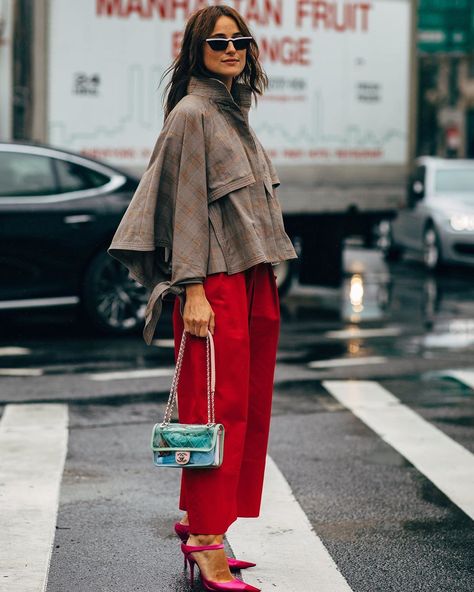 FASHION TRENDS on Instagram: “Today we wear red! Are you with us? ❤️ // 📸 @styledumonde” Mantoo Summer Street Style, Bag Shoot, Colorful Street Style, Creative Outfits, Nyc Fits, Street Style 2018, Fashion Trend Forecast, New York Fashion Week Street Style, Posh Style