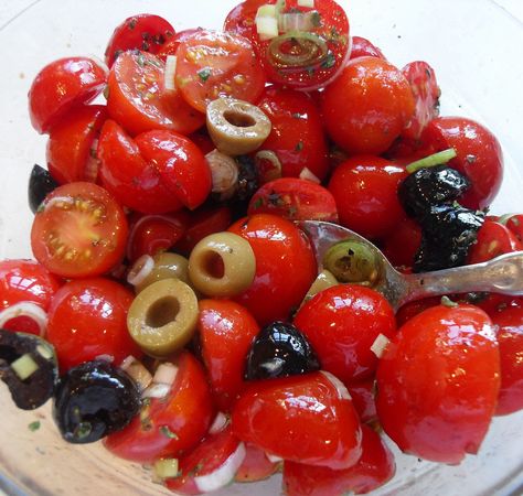 Tomato And Olive Salad, Salad Fixings, Cherry Tomato Salad, Cherry Tomato Recipes, Tomato Dishes, Fresh Tomato Recipes, Super Salads, Tomato Salad Recipes, Summer Sides