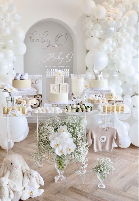 White and Crystal Baby Shower Colour Palette for auper gorgeous Chloe and Mitch. Planning | Styling Alysia Bridger Events Australia Marble Themed Party, Aesthetic Baby Shower Ideas, Shower 2023, Luxury Baby Shower, Baby Shower Themes Neutral, Baby Shower Decorations Neutral, Bebe Shower, Classy Baby Shower, Cloud Theme