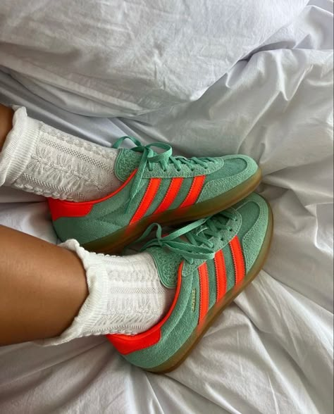 Samba Adidas, Gazelle Adidas, Sneaker Shop, Shoes Fall, Quoi Porter, Orange Outfit, Sneakers Adidas, Hype Shoes, Shoe Inspo