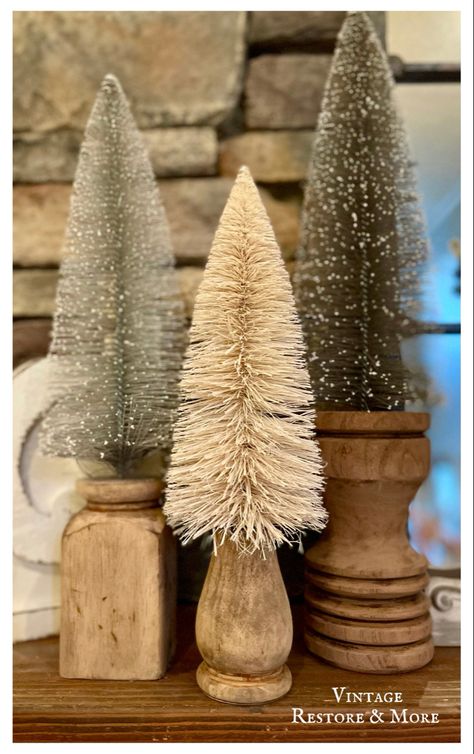 Spindle Christmas Trees, Bottle Brush Trees Decor, Boho Christmas Ideas, Spindle Christmas Tree, Repurposed Christmas Decor, Bottle Brush Tree Centerpiece, Spindle Decor, Bottle Brush Tree Crafts, Christmas Tree Ideas Simple