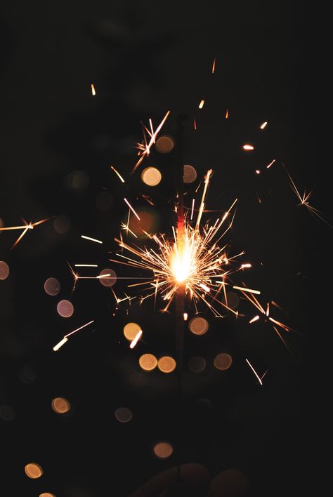 Sparklers Aesthetics, Silvester Aesthetic, Silent Fireworks, New Years Wallpaper, Bg Texture, New Year's Eve Background, 21st Birthday Pictures, Iphone Wallpaper Ocean, Fireworks Background