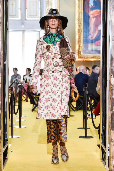 Gucci Cruise 2018 Gucci 2024, Gucci Cruise, Gucci Inspired, Gucci Runway, Hobo Chic, Gucci Spring, Gucci Style, Runway Outfits, Gucci Fashion