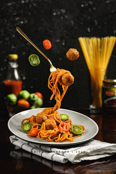 Creative Food Photography Ideas, Flying Food Photography, Spagetti Photography, Chicken Bites Air Fryer, Honey Bbq Chicken Bites, Spaghetti Photography, Pasta Food Photography, Bbq Photography, Pasta Photography