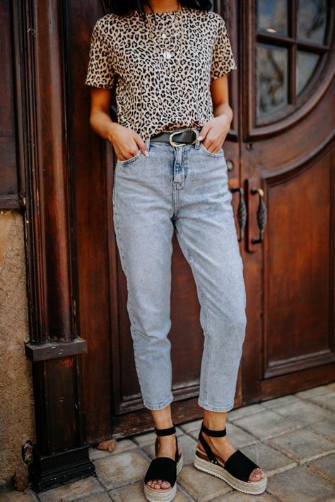 Mom Jeans Outfit Summer, 2022 Outfits, Bleached Jeans, Mom Jeans Outfit, Digital Closet, Ootd Outfits, Italy Outfits, Outfit Jeans, Acid Wash Jeans