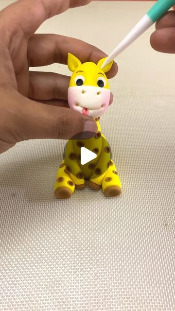 Giraffe Birthday Cake Ideas, Fondant Giraffe, Giraffe Birthday Cakes, Giraffe Cake, Clay Characters, Diy Fondant, Giraffe Cakes, Dummy Cake, Giraffe Birthday