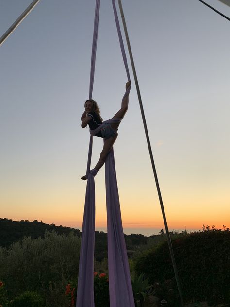 Aerial Silks Poses Photography, Ariel Gymnastics, Aerial Arts Aesthetic, Aerial Silks Aesthetic, Silks Aerial, Arial Silks, Aerial Skills, Aerial Silks Belay, Aerial Gymnastics