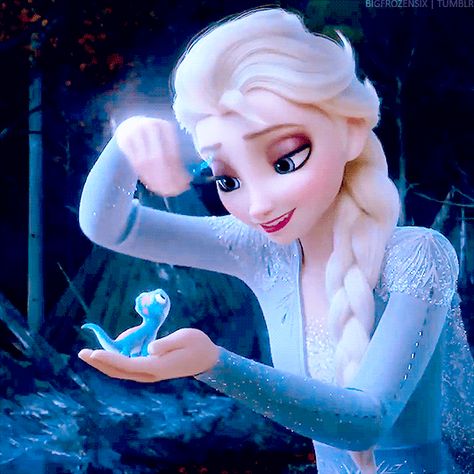 https://i.pinimg.com/originals/8d/84/0b/8d840bd062b3fc2baf44381a3bd65255.gif Frozen Gif, Frozen Wallpaper, Anna Disney, Frozen Costume, Disney Princess Fashion, Frozen Disney Movie, Disney Gif, Disney Princess Frozen, Disney Elsa