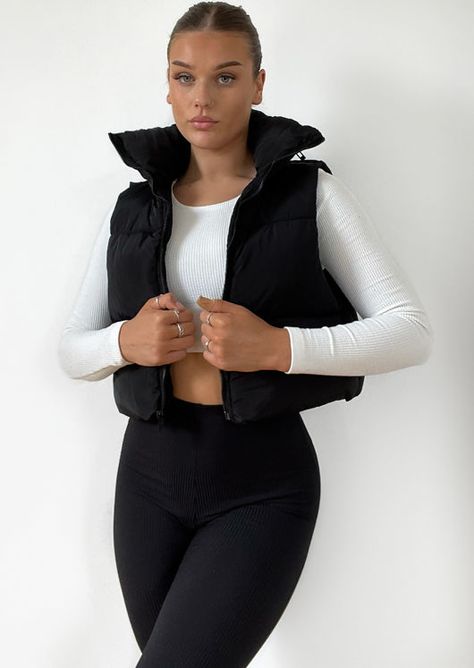 Black Gilet Outfit, Sleeveless Jacket Outfit, Gilet Outfit, Black Gilet, Outfits Leggins, Puffer Outfit, Portret Feminin, Puffer Vest Outfit, Puffer Jacket Outfit