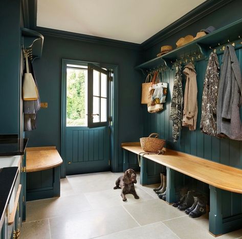 English Mudroom Entryway, Cute Cocker Spaniel, Boot Room Utility, Sas Entree, Utility Room Designs, Stable Style, Nooks And Crannies, Mudroom Ideas, Working Cocker