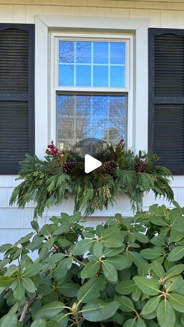 Window Planter Christmas Decor, Flower Boxes Window Winter Outdoor Christmas, Boxwood Window Boxes, Evergreen Window Box Ideas, Winter Window Boxes Ideas, Winter Window Boxes Outdoor Diy, Garland Around Window Outside, Christmas Window Box Decor, Window Box Winter