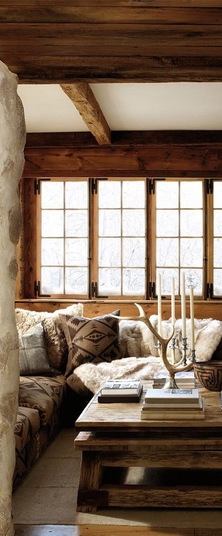 Living Room Chalet Style, Woodsy Living Room Cozy, Ski Chalet Living Room, Mountain Chic Decor, Mountain Chalet Interior, Nordic Lodge, Cozy Chalet, Chic Chalet, Mountain Chic