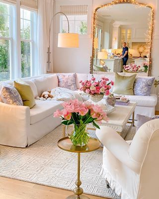 Bright Classic Living Room, Shabby Chic Modern Living Room, Grandmillenial Sectional, Feminine Lounge Room, Southern Chic Living Room, Rugs With Pops Of Color, White On White Decorating Ideas, Grand Millennial Apartment Decor, Apartment Living Room Preppy