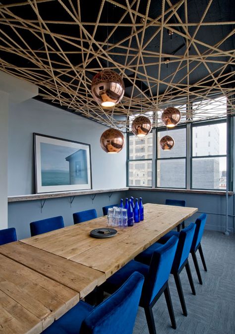 Decorative rope ceiling David Howell, Meeting Room Design, Blue Chairs, Urban Cottage, Office Architecture, Office Meeting Room, Ceiling Installation, Cool Office, Natural Home Decor