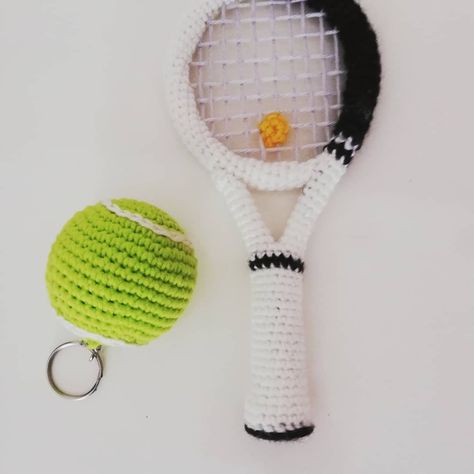 Tennis Ball Crochet Pattern, Crochet Tennis Ball Free Pattern, Crochet Tennis Racket, Crochet Tennis Ball, Tennis Crochet, Crochet Keychain Pattern, Crochet Teddy, Crochet Keychain, Crochet Crafts