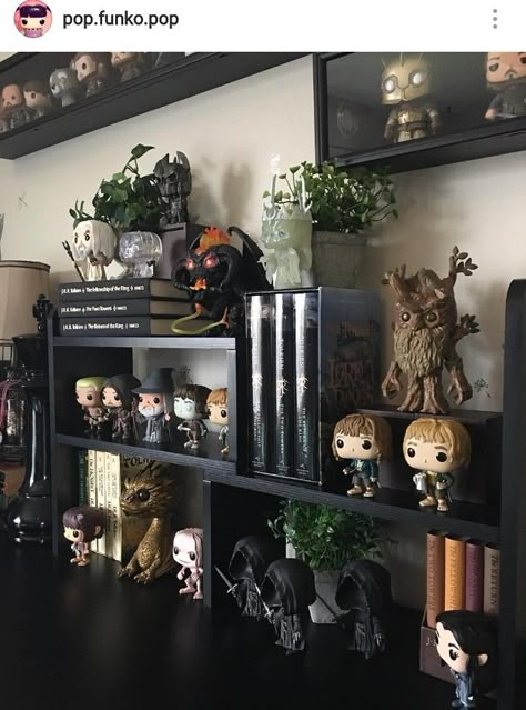 Funko Display Ideas, Funko Pop Display Ideas, Aragorn Legolas, Funko Pop Shelves, Funko Pop Display, Geek Room, Casa Hobbit, Childrens Toy Storage, Nerd Room