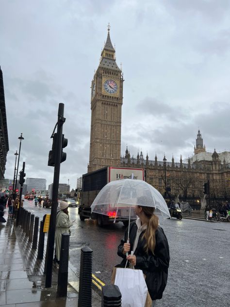 London Soho Aesthetic, London Street Aesthetic, Summer In London, British Aesthetic, Trafalgar Square London, British Lifestyle, England Aesthetic, Clear Umbrella, London Vibes